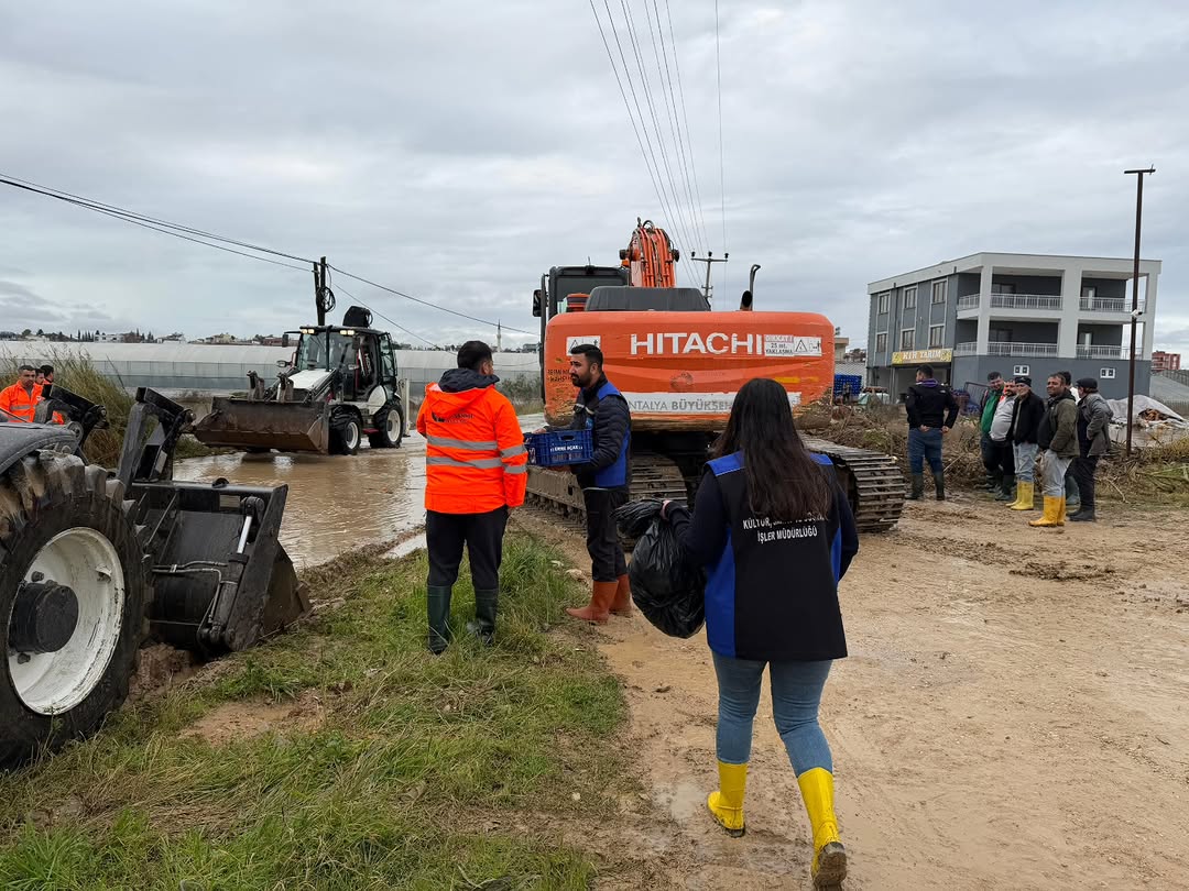 Antalya Aksu'da Sel Sonrası Dayanışma: Sıcak Çorba İkramı ve Yaralar Sarılıyor
