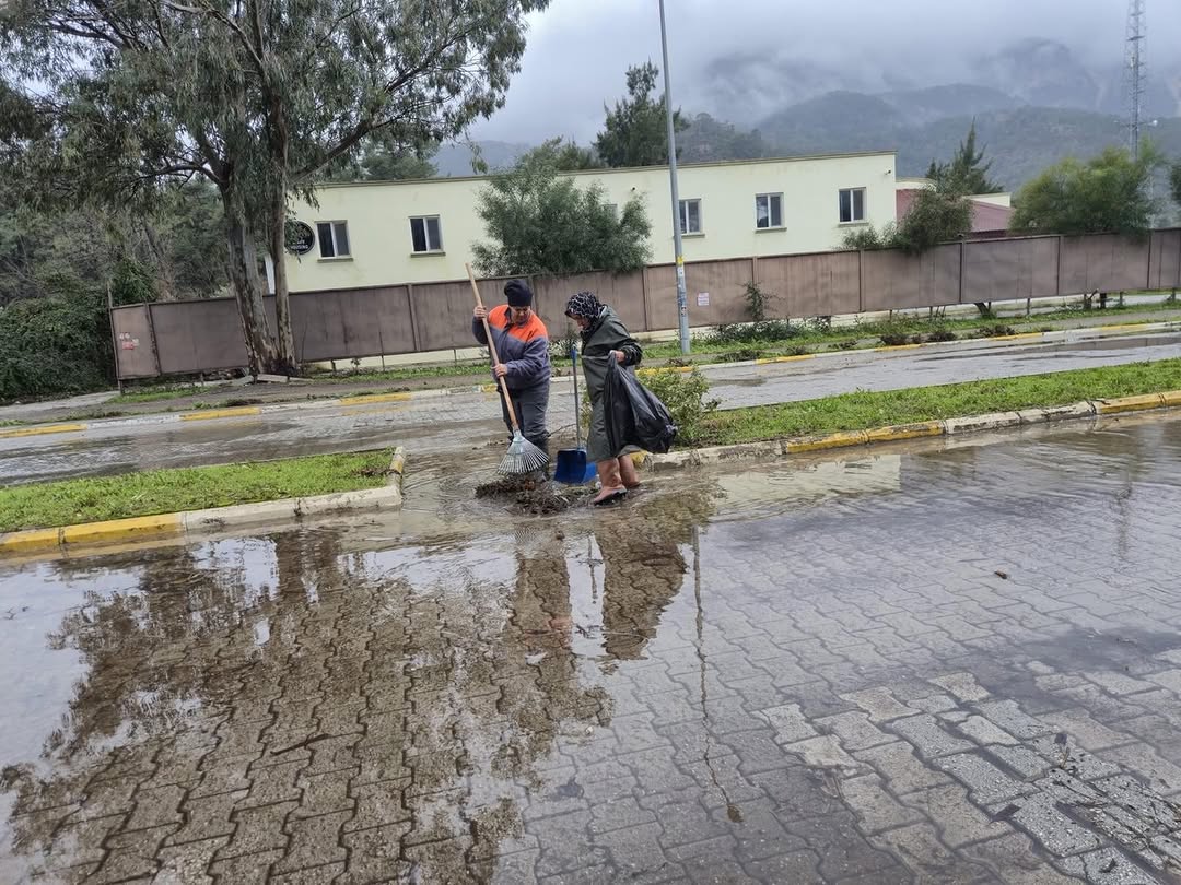 Kemer Belediyesi Yoğun Yağış Sonrası Mazgal Temizliğini Aralıksız Sürdürüyor