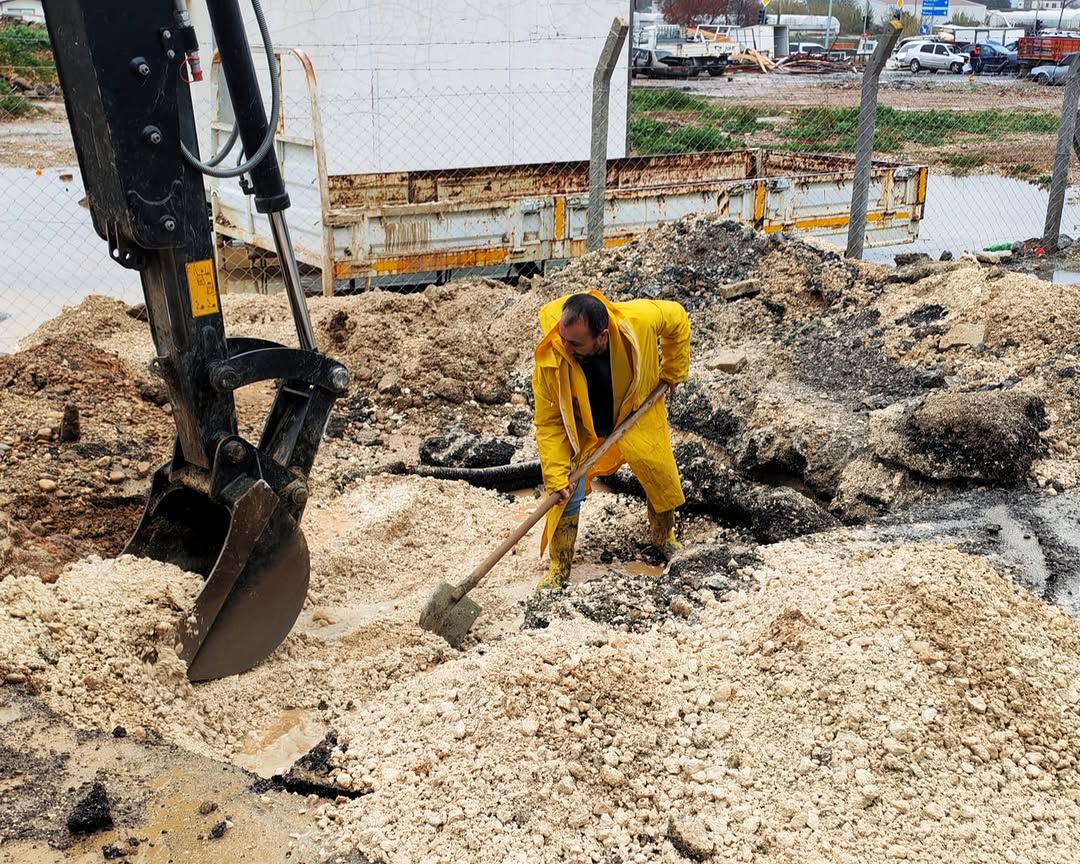 Serik'te Yoğun Yağış Sonrası Belediye Ekipleri Seyyarekte