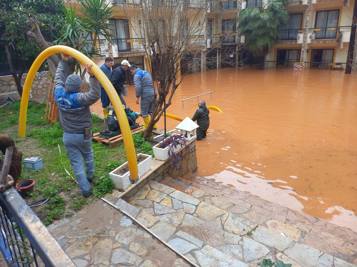 Antalya Kemer'de Sağanak Sonrası Belediye Ekipleri Seferber Oldu