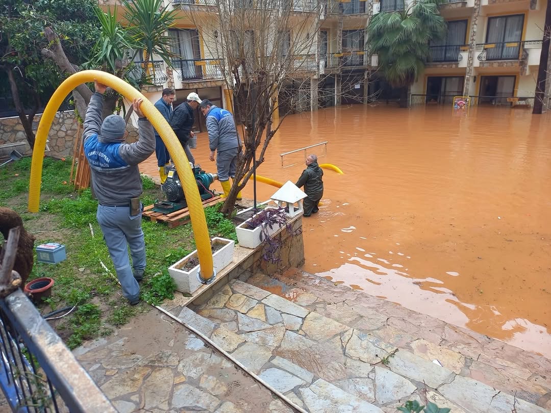 Kemer'de Sağanak Sonrası Belediye Ekipleri Seferber Oldu
