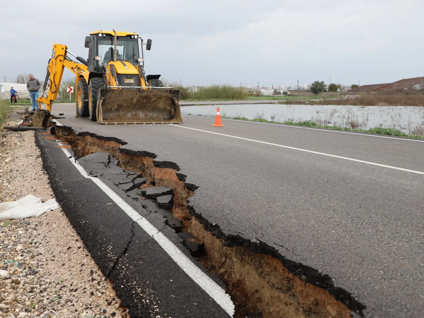 Aksu'da Yoğun Yağış Sonrası Yol Çökmelerine Anında Müdahale