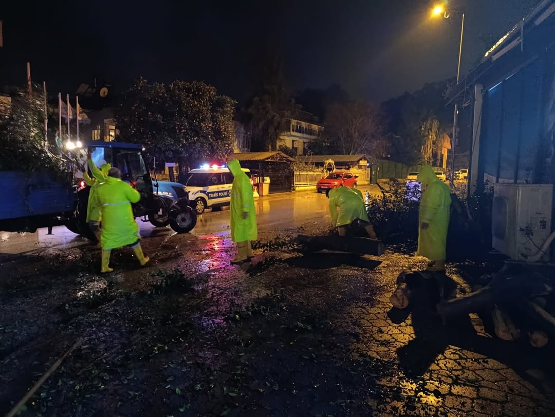 Kemer'de Fırtına Sonrası Belediye Ekipleri Sahada