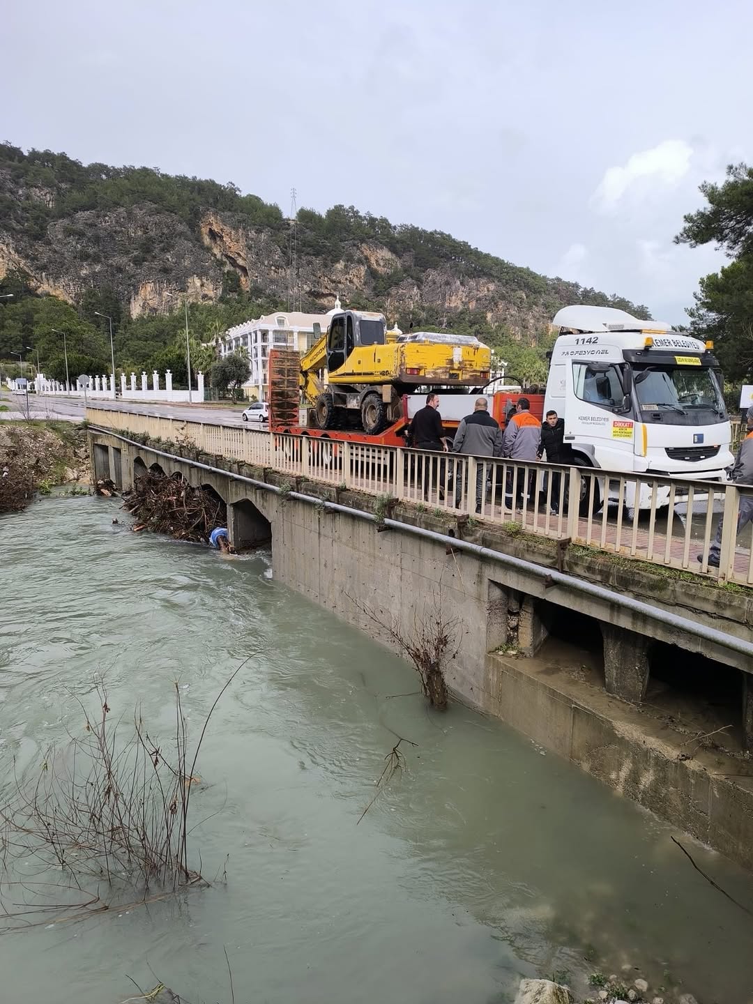 Kemer'de Sağanak Sonrası Köprü ve Mazgallar Temizlendi