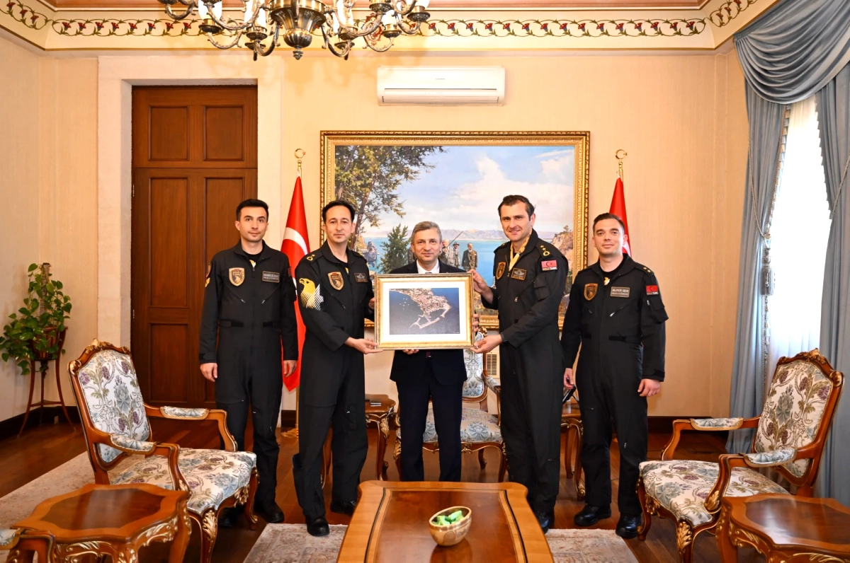 SoloTürk Pilotları Antalya Valisi'ni Ziyaret Etti: 23 Nisan Hazırlıkları Başladı