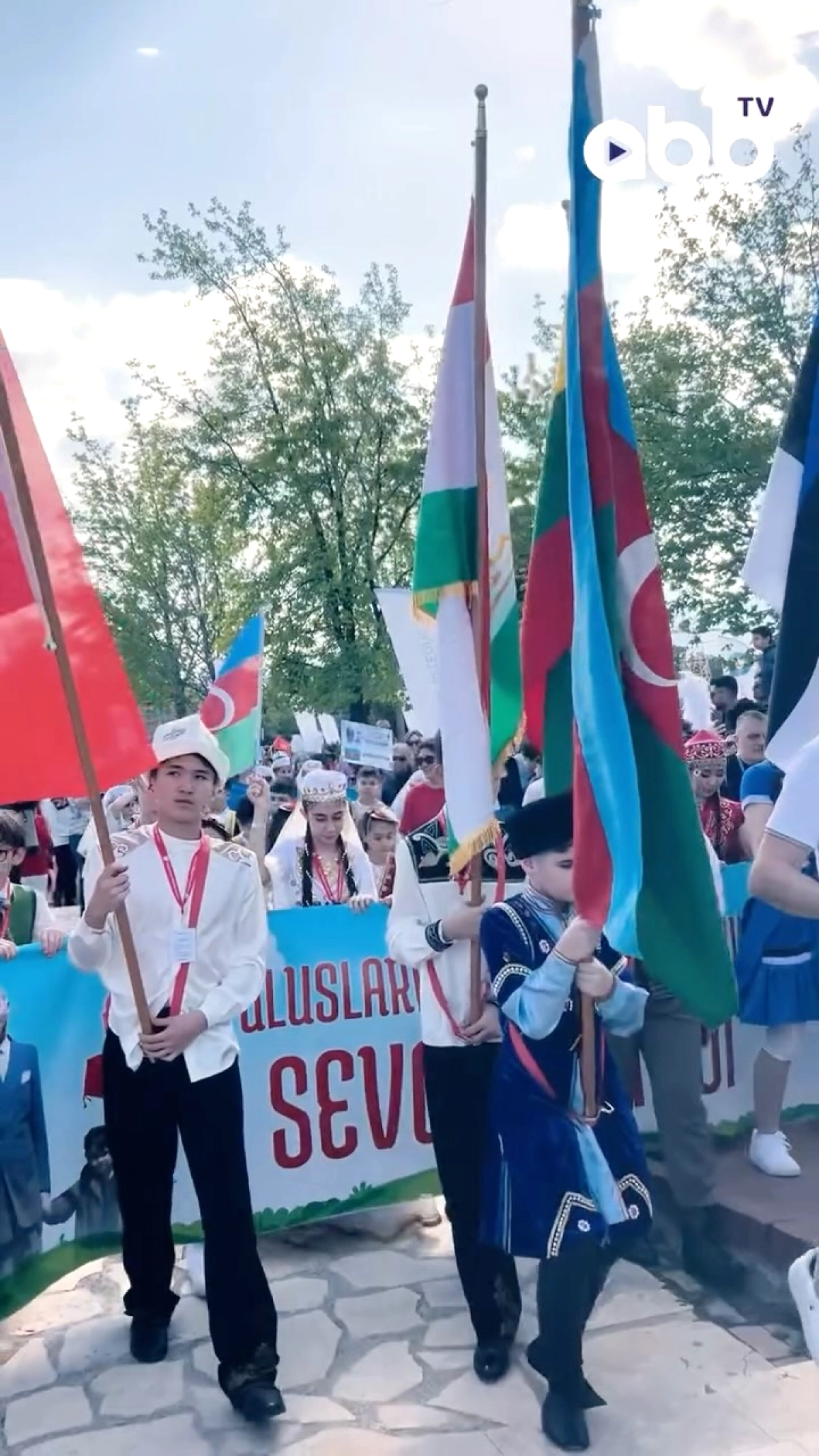 Antalya'da 23 Nisan Coşkusu: Çocuklar Satranç ve Sevgi Kortejiyle Kutladı