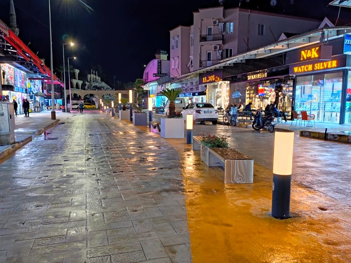 Serik Belediyesi Belek'te Aydınlatma Direklerini Yeniliyor