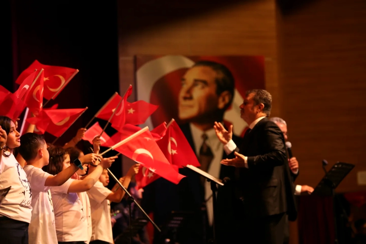 Antalya Kepez'de 23 Nisan coşkusu: Akademi koroları sahne aldı