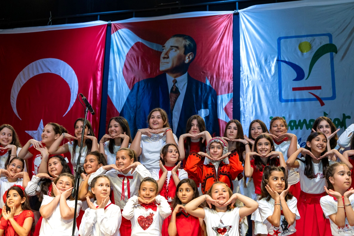 Manavgat'ta 23 Nisan Coşkusu: Çocuk Korosu ve Halk Dansları Gösterileri