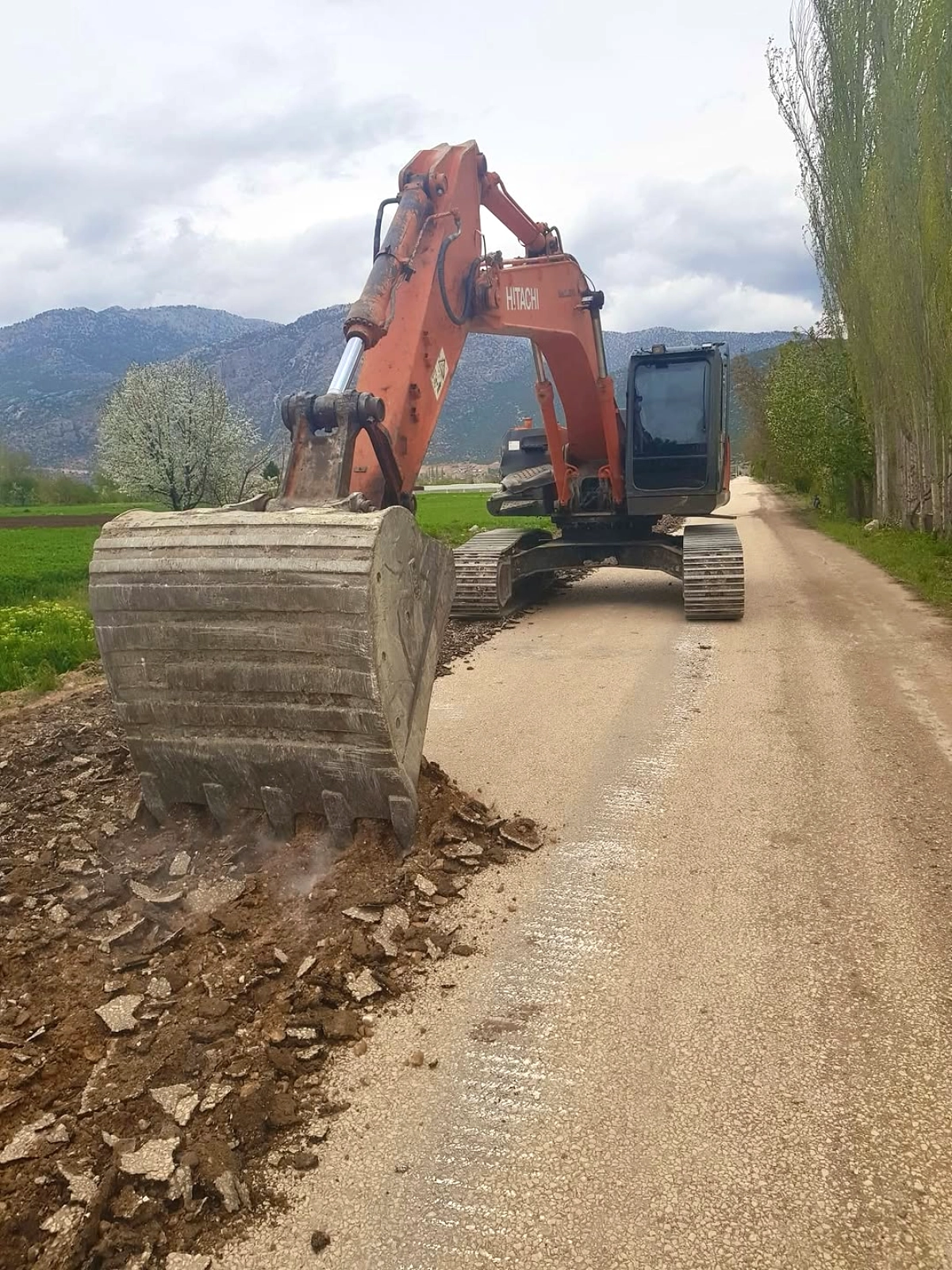 Elmalı'da İki Mahalleyi Birleştiren Yol Çalışması Başladı