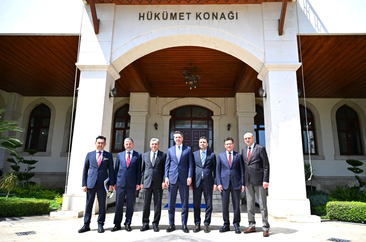 Enerji Bakanı Bayraktar Antalya Valisi Şahin'i Ziyaret Etti