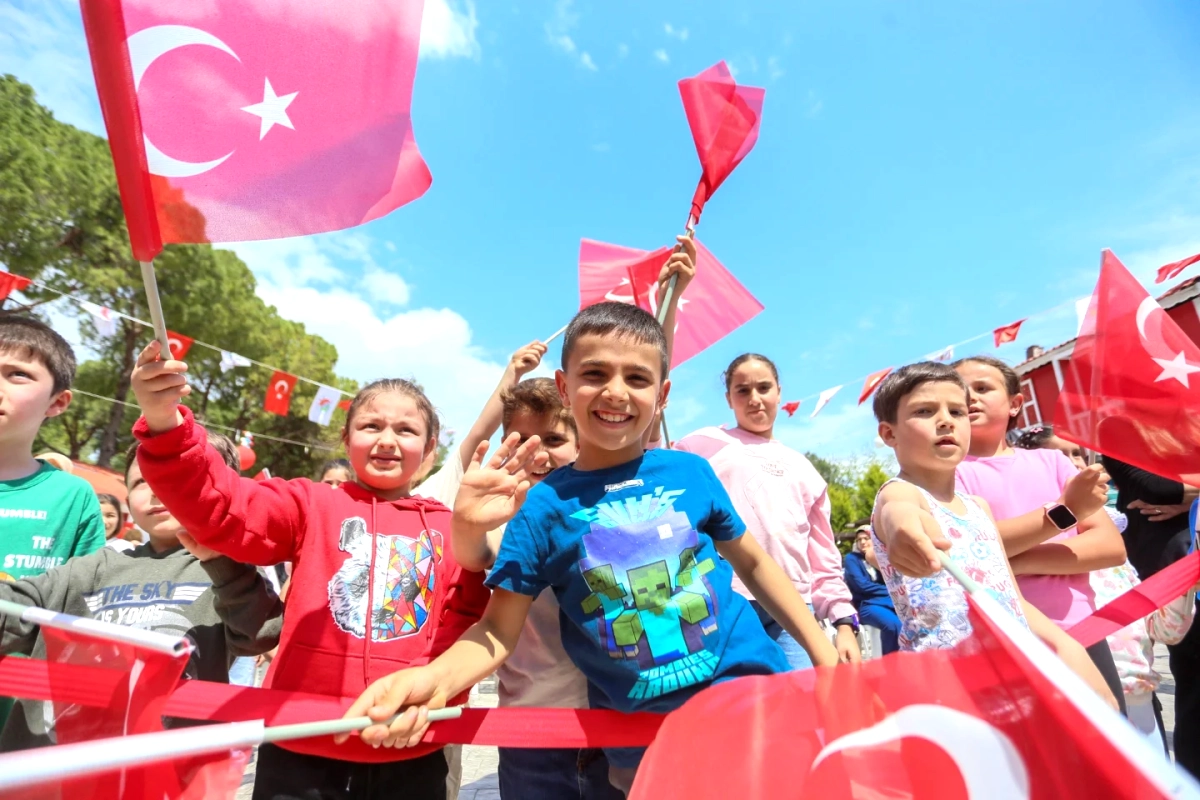 Kepez'de 23 Nisan Coşkusu Dokumapark'ta Devam Ediyor