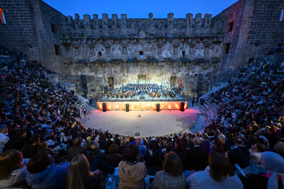 Aspendos'ta Tarih ve Sanat Buluştu: Maarif Yolcuları Sahne Aldı
