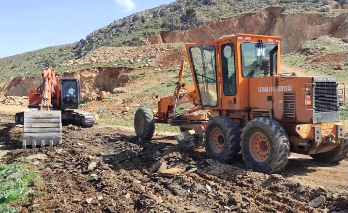 Elmalı'da Hacıyusuflar Mahallesi Yol Çalışması Başladı