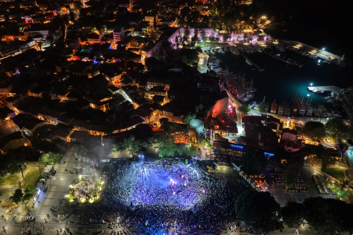 16. Antalya Tiyatro Festivali Açılış Korteji Büyük Coşkuyla Başladı