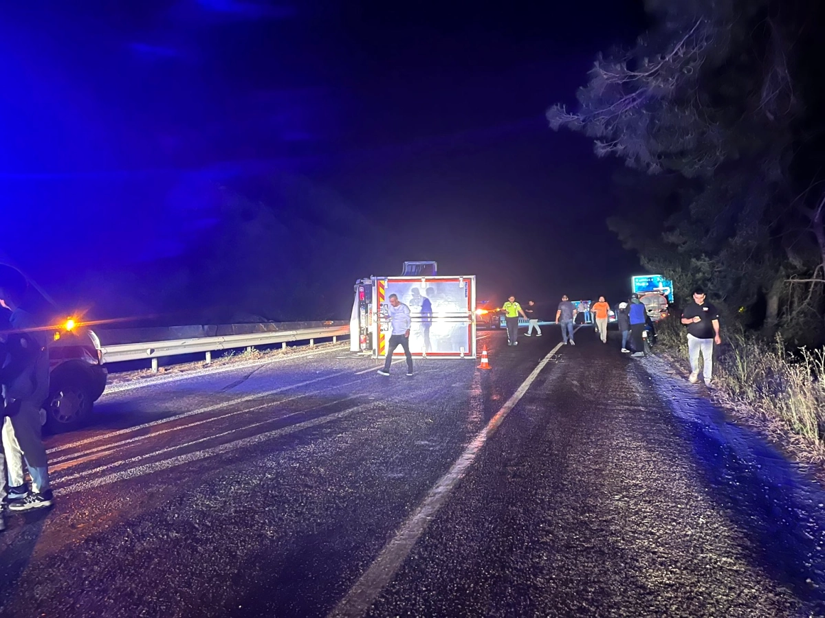 Kemer'de D-400 Karayolunda Mazot Kaçağı: Tır ve Motosiklet Devrildi