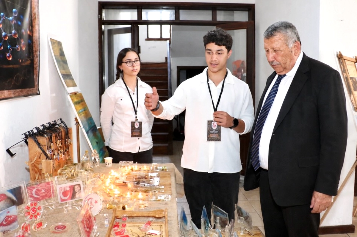 Kaş Belediye Başkanı'ndan 'Molekülden Mitosa' Sergisine Ziyaret