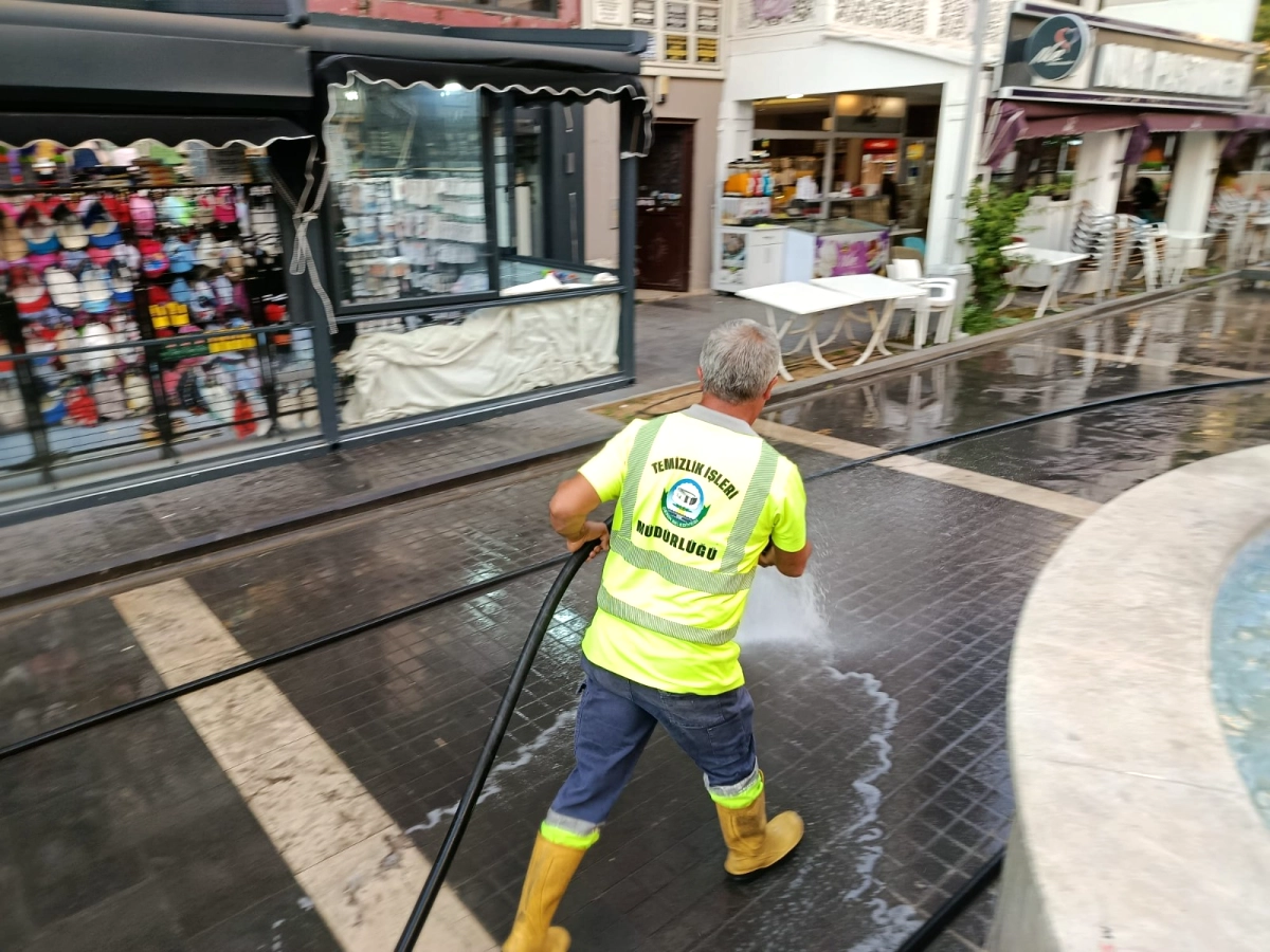 Serik'te Bayram Temizliği: Cadde ve Sokaklar Yıkandı