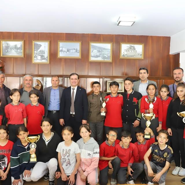 Elmalı'da Spor Başarısı: Yuva Ortaokulu Turnuvalara Damga Vurdu