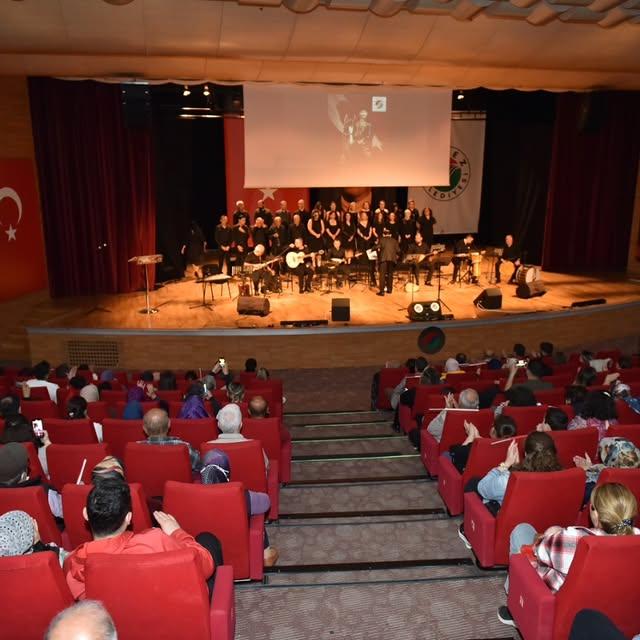 Antalya Kepez'de 23 Nisan Coşkusu: Türk Halk Müziği Korosu Konseri Büyük İlgi Gördü