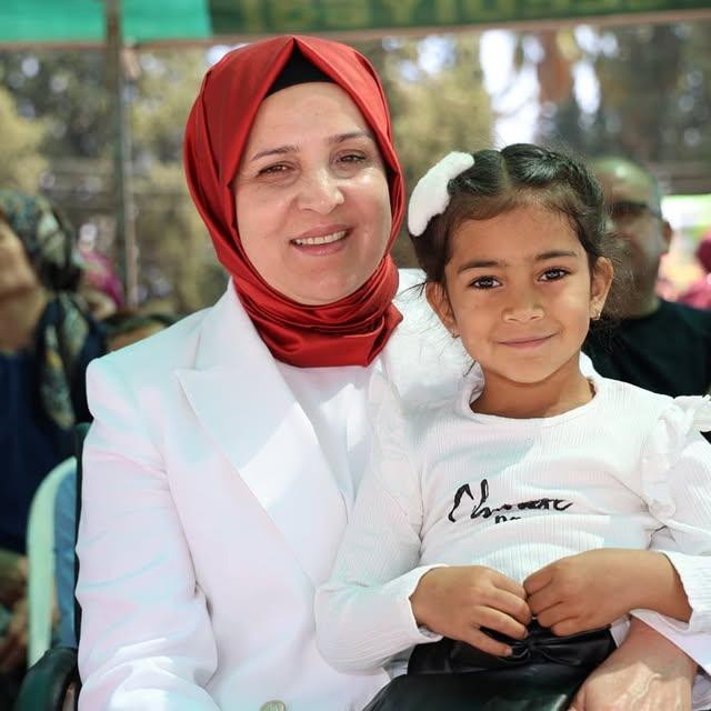 Antalya Aksu'da 23 Nisan Coşkusu: Belediye Başkan Yardımcısı ve Kulüp Yönetimi Karaöz Ortaokulu'nu Ziyaret Etti