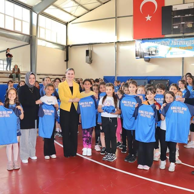 Elmalı'da Kız Çocukları İçin Voleybol Kursu Başladı