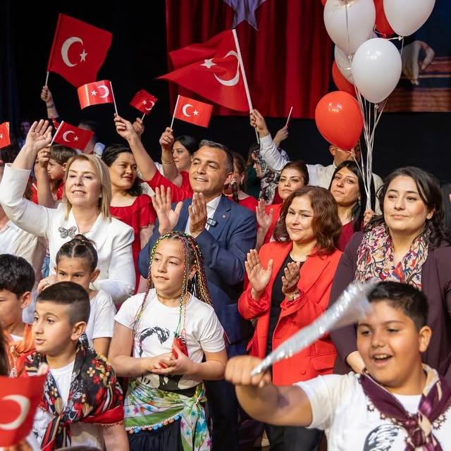 Manavgat'ta 23 Nisan Coşkusu: Belediye Başkanı Gösterileri İzledi
