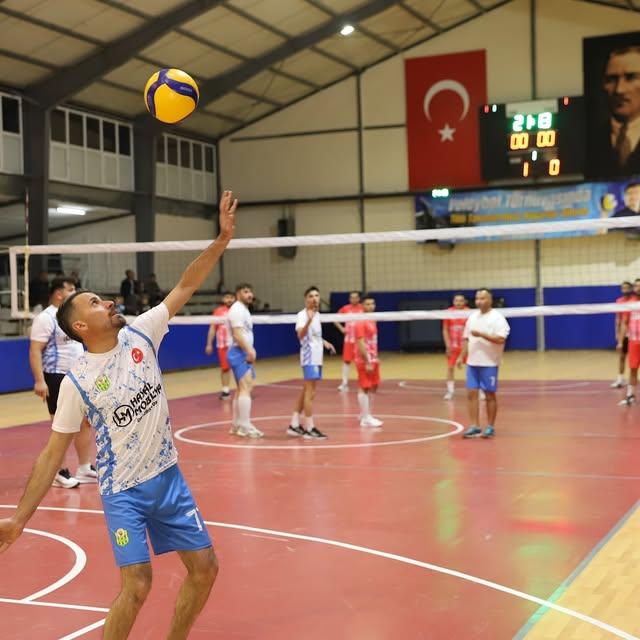 Elmalı'da Dostluk Voleybol Turnuvası Heyecanı Devam Ediyor