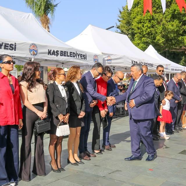Kaş'ta 23 Nisan Coşkusu: Öğretmenler ve Belediye Başkanı Demihan Çelenk Töreninde Bir Araya Geldi