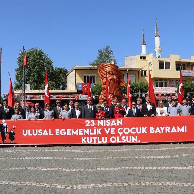 Gazipaşa'da 23 Nisan Coşkusu: Çelenk Sunumu ve Kortej Yürüyüşü Gerçekleştirildi