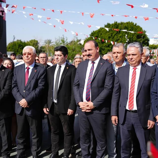 Antalya'da 23 Nisan Coşkusu: Konyaaltı Belediyesi ve CHP İl Başkanlığı Anıt Programına Katıldı