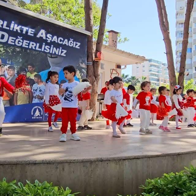 Antalya'da Coşkulu 23 Nisan Kutlaması: Çocuklar Şenlendi