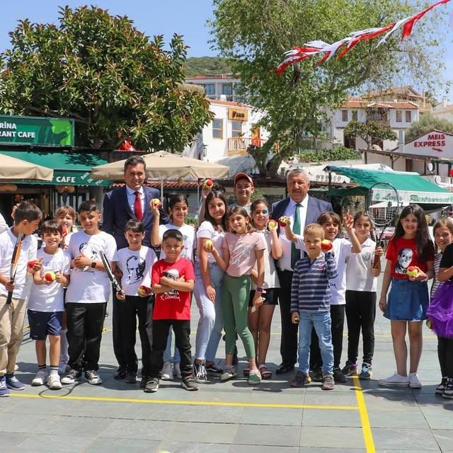 Kaş'ta Kaymakam ve Başkan 23 Nisan Coşkusu Yaşattı