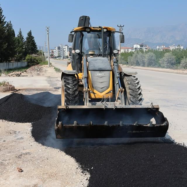 Döşemealtı'nda Yol Çalışmasıyla Trafik Akışı Düzenleniyor