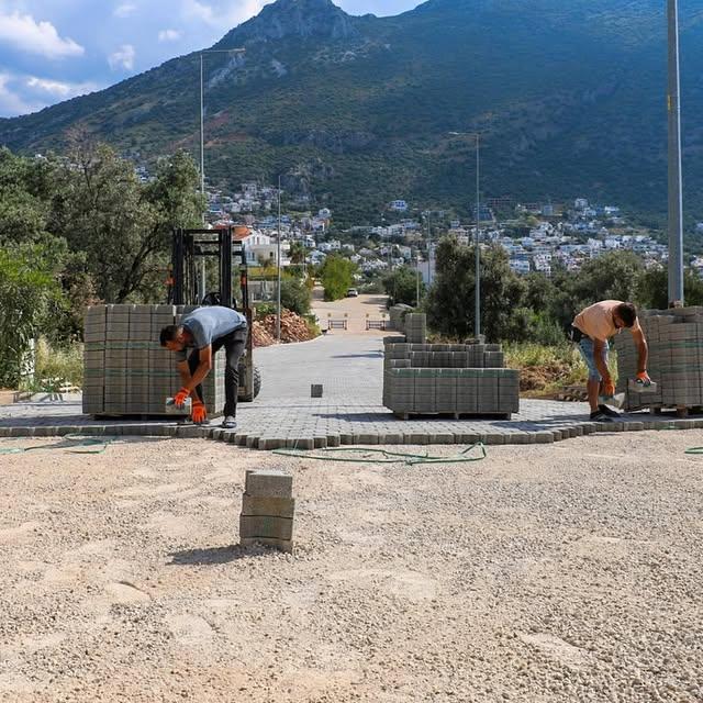 Kaş Belediyesi, Kalkan'da Kilit Parke ve Bordür Çalışması Başlattı