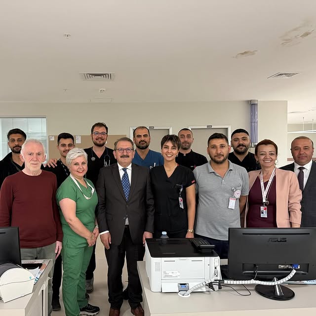 Antalya Şehir Hastanesi Acil Servisi'ni Ziyaret Eden İl Sağlık Müdürü Özkan, Sağlık Personeliyle Buluştu