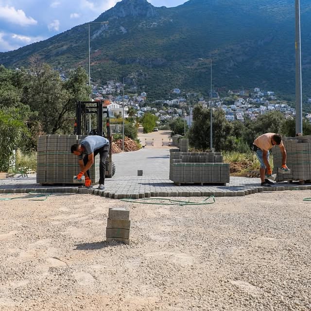 Kaş Belediyesi, Kalkan'da Kilit Parke Taşı ve Bordür Çalışması Başlattı