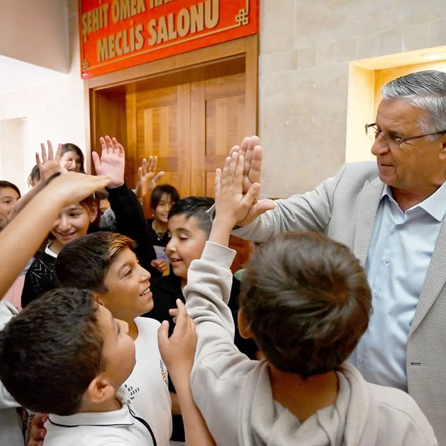 Kemer Belediye Başkanı Topaloğlu, Öğrencileri Ziyaret Etti ve Eğitim Vaatleri Verdi