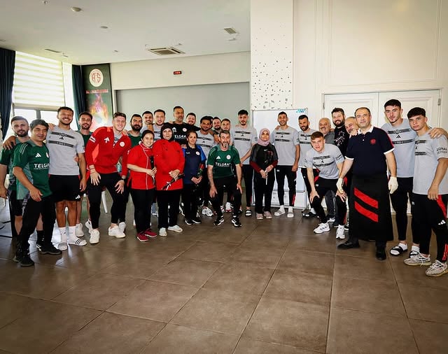 Onvo Antalyaspor, Kayseri Maçı Öncesi Çalışan Anneleri Kutladı