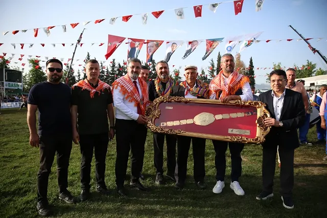 Serik'te Yağlı Pehlivan Veli Demir Ebedi Ağalık Kemerini Kazandı