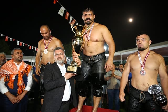 Serik'te Yağlı Pehlivan Güreşleri'nde Şampiyon Cengizhan Şimşek!