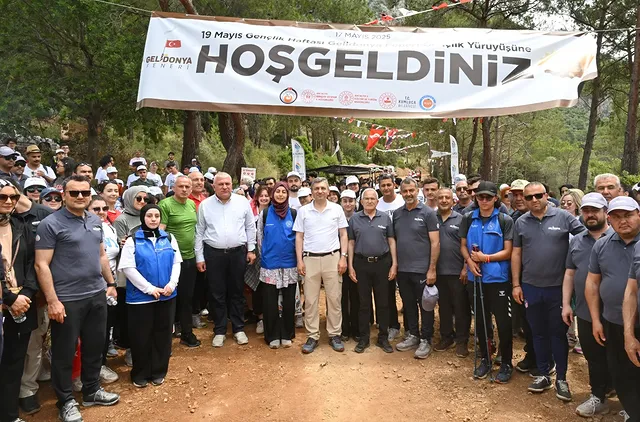 Antalya'da Gençlik Coşkusu: Gelidonya Feneri Yürüyüşüyle 19 Mayıs Kutlamaları