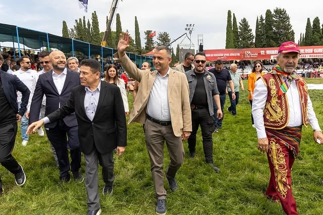 Manavgat'ta Yağlı Güreş Heyecanı: Binlerce Kişi İzledi, Pazar Günü Devam Edecek