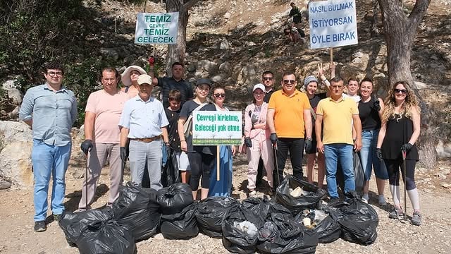 Kemer Belediyesi, Yabancı Uyruklu Kadınlarla Birlikte Saklı Koy'da Temizlik Yaptı