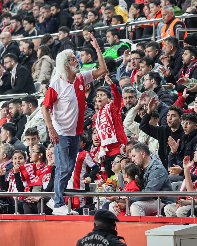 Antalya Spor FK Tribünlerinin Sembolü Miloş, Trafik Kazası Geçirdi