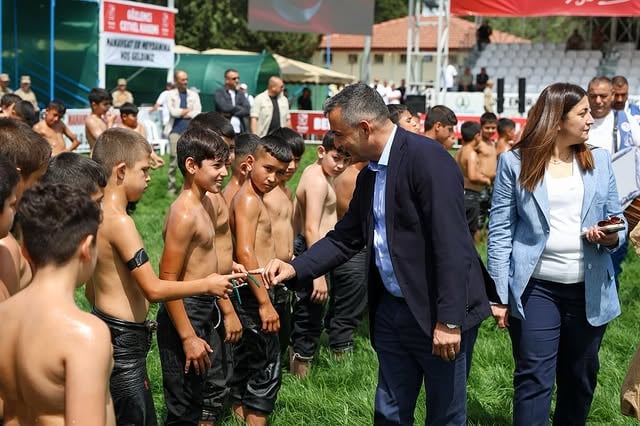 Manavgat'ta Yağlı Güreş Festivali Başladı: Ücretsiz Servis İmkanı!