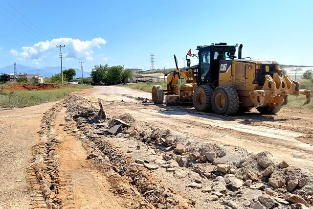 Serik'te Asfalt Çalışmaları Yoğun Başladı: Yollar Yenileniyor