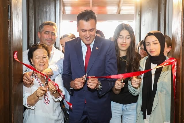 Kaş'ta Atatürk'ü Anma Gençlik ve Spor Bayramı Resim Sergisi Açıldı