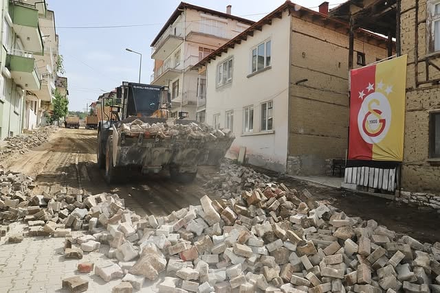 Elmalı'da Tarihi Cadde Yenileniyor: Asbestli Şebekelere Veda