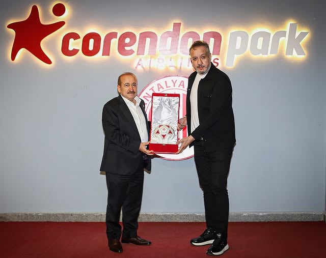 Antalyaspor Başkanı Boztepe, Gaziantep FK Başkanı'na Özel Hediye Verdi